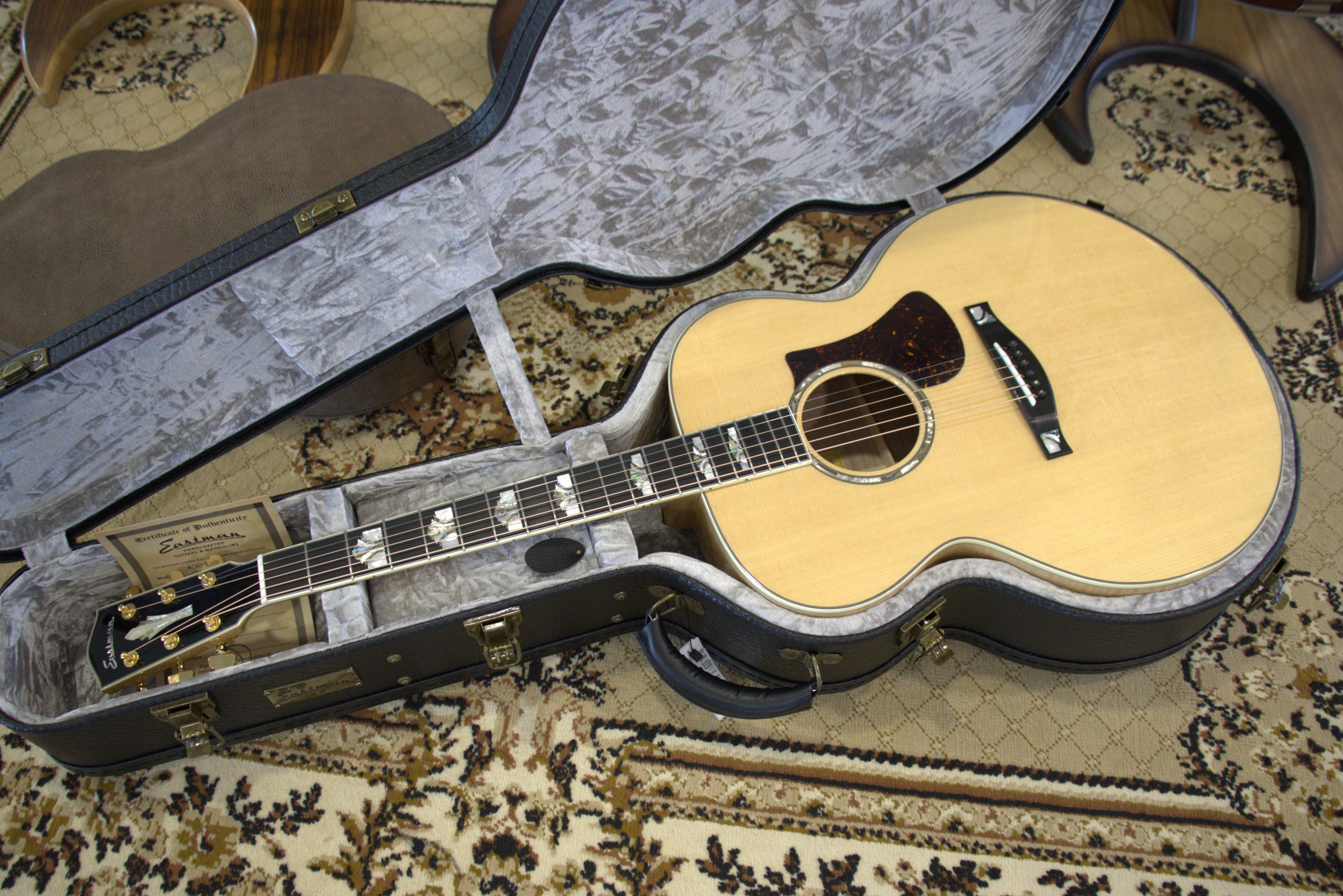 Eastman Jumbo AC630 (especial semi-acústica)